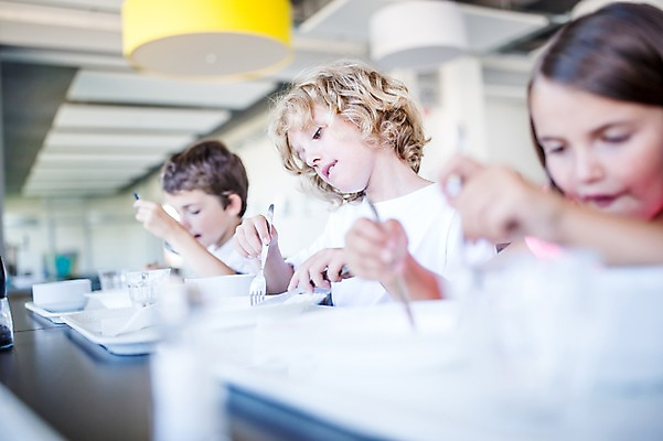 포토 JPG 서양인 외국인 학생 응시 여자 남자 어린이 음식 학교 실내 웃음 앉기 상반신 앞모습 옆모습 아웃포커스 10대 세명 친구 스쿨라이프 식당 먹기 점심식사 급식 국내포토 라이프스타일 시선 교육 뷰포인트 관계 모션 청소년 촬영기법 표정 사람 인종 내부 상점 식사 파일형식