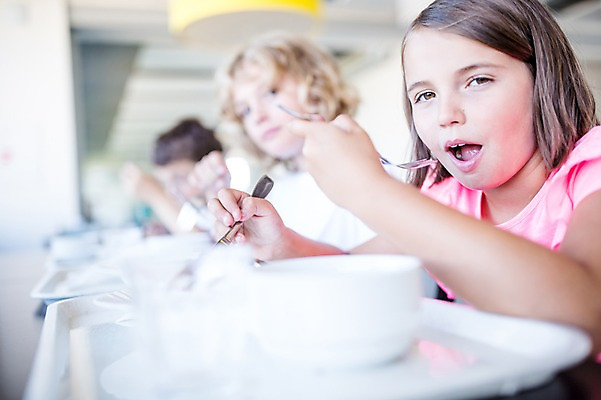 포토 JPG 서양인 외국인 학생 응시 여자 남자 어린이 음식 학교 실내 웃음 앉기 상반신 앞모습 옆모습 아웃포커스 10대 세명 친구 스쿨라이프 식당 먹기 점심식사 급식 국내포토 라이프스타일 시선 교육 뷰포인트 관계 모션 청소년 촬영기법 표정 사람 인종 내부 상점 식사 파일형식