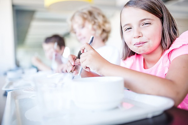 포토 JPG 서양인 외국인 학생 응시 여자 남자 어린이 음식 학교 실내 웃음 앉기 상반신 앞모습 옆모습 아웃포커스 10대 세명 친구 스쿨라이프 식당 먹기 점심식사 급식 국내포토 라이프스타일 시선 교육 뷰포인트 관계 모션 청소년 촬영기법 표정 사람 인종 내부 상점 식사 파일형식