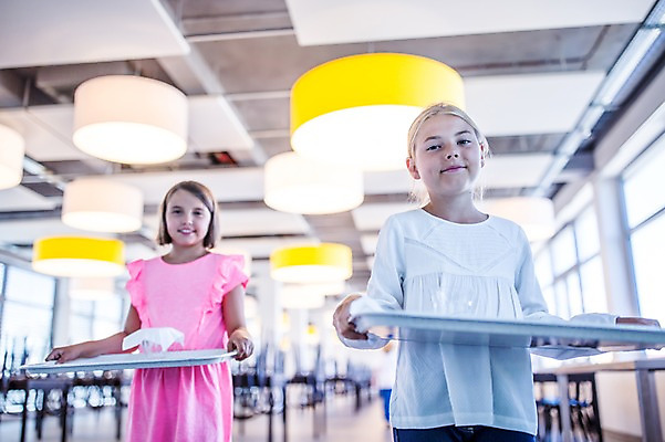 포토 JPG 서양인 외국인 학생 응시 여자 어린이 학교 실내 서기 웃음 상반신 두명 앞모습 아웃포커스 10대 친구 스쿨라이프 식당 점심식사 급식 십대여자만 국내포토 라이프스타일 시선 교육 뷰포인트 관계 모션 청소년 촬영기법 표정 사람 인종 내부 상점 식사 여자만 십대만 파일형식