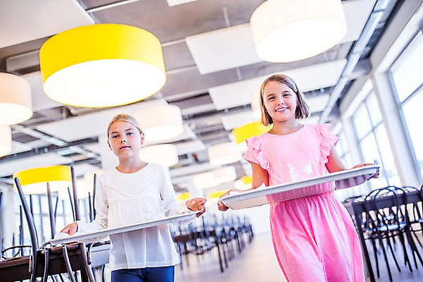 포토 JPG 서양인 외국인 학생 응시 여자 어린이 학교 쟁반 실내 서기 웃음 들기 상반신 두명 앞모습 10대 친구 스쿨라이프 식당 점심식사 급식 십대여자만 국내포토 라이프스타일 시선 교육 뷰포인트 관계 모션 청소년 표정 사람 인종 내부 상점 식사 여자만 십대만 파일형식