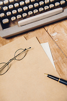 포토 JPG 종이 안경 백그라운드 사람없음 만년필 빈티지 오브젝트 복고 나무바닥 타자기 국내포토 잡화 컨셉 바닥 펜 골동품 파일형식