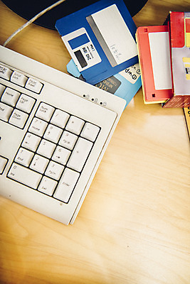 포토 JPG 백그라운드 사람없음 키보드 빈티지 플로피디스크 책상 오브젝트 복고 국내포토 가구 컨셉 파일형식