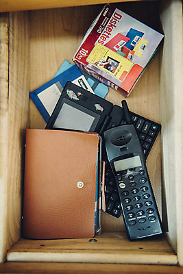 포토 JPG 백그라운드 사람없음 다이어리 빈티지 플로피디스크 무선전화기 오브젝트 서랍장 복고 전자사전 국내포토 가구 컨셉 사무용품 전화기 사전 파일형식