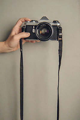 포토 JPG 손 백그라운드 신체부위 카메라 빈티지 오브젝트 복고 국내포토 컨셉 사람 전자제품 파일형식