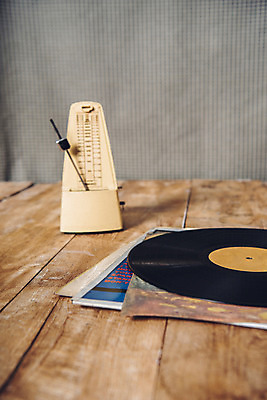 포토 JPG 백그라운드 사람없음 목재 레코드 빈티지 오브젝트 복고 나무바닥 메트로놈 국내포토 나무 컨셉 재료 바닥 음반 파일형식