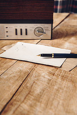 포토 JPG 종이 백그라운드 편지봉투 사람없음 목재 만년필 빈티지 오브젝트 라디오 복고 나무배경 국내포토 나무 컨셉 재료 봉투 전자제품 펜 편지 파일형식