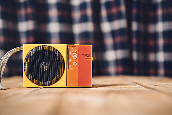 포토 JPG 백그라운드 사람없음 목재 아웃포커스 빈티지 오브젝트 라디오 복고 체크무늬 나무바닥 국내포토 나무 컨셉 무늬 재료 바닥 촬영기법 전자제품 파일형식