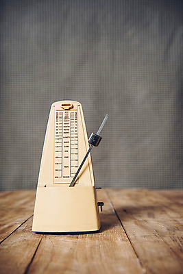 포토 JPG 백그라운드 사람없음 목재 빈티지 오브젝트 복고 나무바닥 메트로놈 국내포토 나무 컨셉 재료 바닥 파일형식