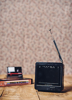 포토 JPG 백그라운드 안테나 사람없음 텔레비전 카세트테이프 빈티지 오브젝트 복고 미니 비디오테이프 국내포토 컨셉 통신 전자제품 파일형식