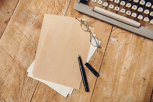 포토 JPG 종이 안경 백그라운드 사람없음 목재 만년필 빈티지 오브젝트 복고 타자기 나무배경 국내포토 나무 잡화 컨셉 재료 펜 골동품 파일형식