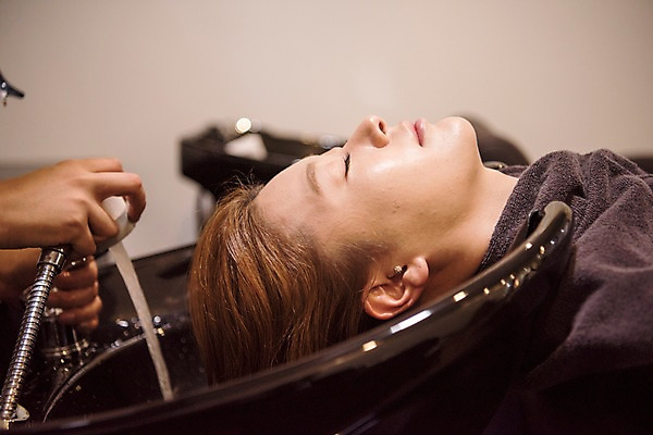 포토 JPG 우먼라이프 손 여자 실내 상반신 20대 성인 두명 옆모습 신체부위 수건 눕기 뷰티 눈감음 한국인 미용실 머리감기 성인여자만 샴푸대 국내포토 라이프스타일 뷰포인트 모션 사람 동양인 청년 내부 위생용품 청결 뷰티샵 여자만 성인만 파일형식