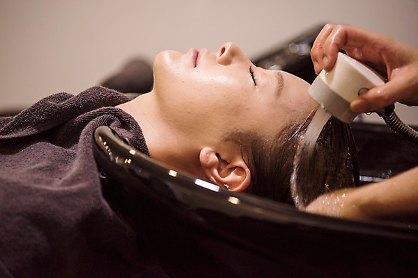 포토 JPG 우먼라이프 손 여자 실내 상반신 20대 성인 두명 옆모습 신체부위 눕기 뷰티 눈감음 한국인 미용실 머리감기 성인여자만 샴푸대 국내포토 라이프스타일 뷰포인트 모션 사람 동양인 청년 내부 청결 뷰티샵 여자만 성인만 파일형식