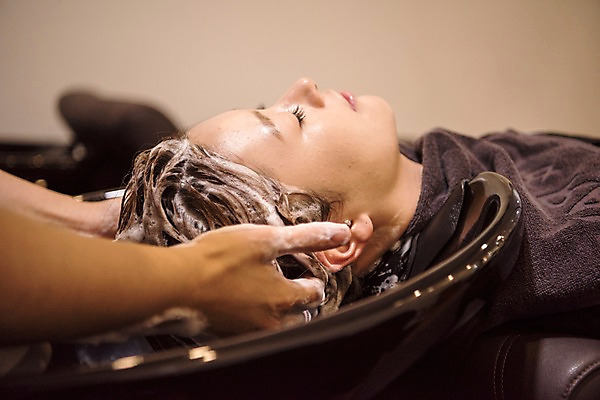 포토 라이프스타일 뷰포인트 모션 사람 동양인 청년 내부 신체부위 위생용품 청결 미용실 뷰티샵 여자만 성인만 파일형식 JPG 손 여자 실내 상반신 성인 두명 옆모습 수건 눕기 뷰티 눈감음 샴푸 머리감기 성인여자만 우먼라이프 한국인 20대 샴푸대 국내포토