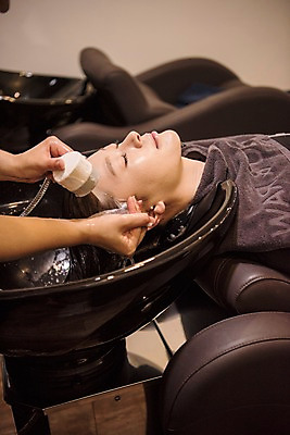 포토 JPG 우먼라이프 손 여자 실내 상반신 20대 성인 두명 옆모습 신체부위 눕기 뷰티 눈감음 한국인 미용실 샴푸 머리감기 성인여자만 샴푸대 국내포토 라이프스타일 뷰포인트 모션 사람 동양인 청년 내부 위생용품 청결 뷰티샵 여자만 성인만 파일형식