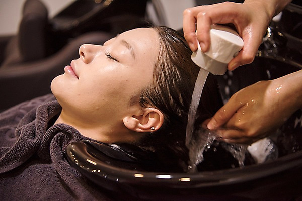 포토 JPG 우먼라이프 손 여자 실내 상반신 20대 성인 두명 옆모습 신체부위 수건 눕기 뷰티 눈감음 한국인 미용실 머리감기 성인여자만 샴푸대 국내포토 라이프스타일 뷰포인트 모션 사람 동양인 청년 내부 위생용품 청결 뷰티샵 여자만 성인만 파일형식