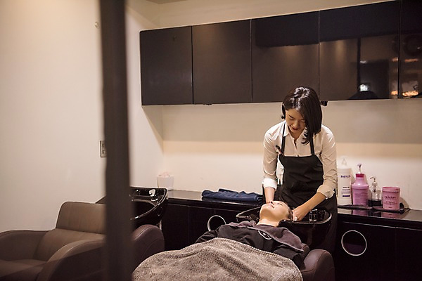 포토 JPG 우먼라이프 응시 여자 실내 서기 웃음 상반신 20대 성인 두명 앞모습 눕기 뷰티 한국인 미용실 미용사 샴푸 머리감기 성인여자만 샴푸대 국내포토 직업 라이프스타일 시선 뷰포인트 모션 표정 사람 동양인 청년 내부 위생용품 청결 뷰티샵 여자만 성인만 파일형식