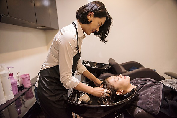 포토 직업 라이프스타일 시선 뷰포인트 모션 표정 사람 동양인 청년 내부 위생용품 청결 미용실 여자만 성인만 파일형식 JPG 응시 여자 실내 서기 웃음 상반신 성인 두명 옆모습 눕기 뷰티 눈감음 미용사 샴푸 머리감기 성인여자만 우먼라이프 한국인 20대 샴푸대 국내포토