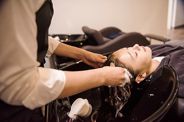 포토 라이프스타일 뷰포인트 모션 사람 동양인 청년 내부 위생용품 청결 미용실 뷰티샵 여자만 성인만 파일형식 JPG 여자 실내 서기 상반신 성인 두명 옆모습 눕기 뷰티 샴푸 머리감기 성인여자만 우먼라이프 한국인 20대 샴푸대 국내포토