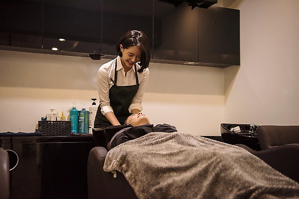 포토 JPG 우먼라이프 응시 여자 실내 서기 웃음 상반신 20대 성인 두명 앞모습 눕기 뷰티 눈감음 한국인 미용실 미용사 샴푸 머리감기 성인여자만 샴푸대 소상공인 국내포토 직업 라이프스타일 시선 뷰포인트 모션 표정 사람 동양인 청년 내부 경제 위생용품 청결 뷰티샵 상인 여자만 성인만 파일형식