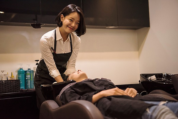 포토 JPG 우먼라이프 응시 여자 실내 서기 웃음 상반신 20대 성인 두명 앞모습 눕기 뷰티 한국인 미용실 미용사 샴푸 머리감기 성인여자만 샴푸대 국내포토 직업 라이프스타일 시선 뷰포인트 모션 표정 사람 동양인 청년 내부 위생용품 청결 뷰티샵 여자만 성인만 파일형식