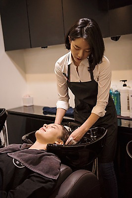 포토 직업 라이프스타일 시선 뷰포인트 모션 사람 동양인 청년 내부 위생용품 청결 미용실 뷰티샵 여자만 성인만 파일형식 JPG 응시 여자 실내 서기 상반신 성인 두명 앞모습 눕기 뷰티 눈감음 미용사 샴푸 머리감기 성인여자만 우먼라이프 한국인 20대 샴푸대 국내포토