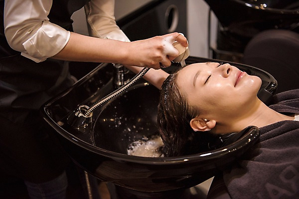 포토 라이프스타일 뷰포인트 모션 표정 사람 동양인 청년 내부 신체부위 위생용품 청결 미용실 뷰티샵 여자만 성인만 파일형식 JPG 여자 실내 웃음 상반신 성인 두명 옆모습 눕기 뷰티 눈감음 팔 샴푸 머리감기 성인여자만 우먼라이프 한국인 20대 샴푸대 국내포토