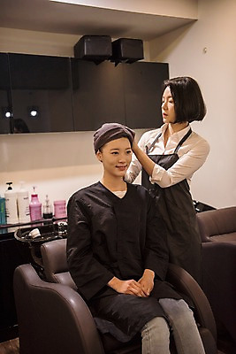 포토 JPG 우먼라이프 응시 여자 실내 서기 웃음 앉기 상반신 20대 성인 두명 앞모습 옆모습 수건 뷰티 한국인 미용실 미용사 샴푸 성인여자만 샴푸대 국내포토 직업 라이프스타일 시선 뷰포인트 모션 표정 사람 동양인 청년 내부 위생용품 뷰티샵 여자만 성인만 파일형식