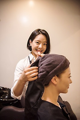 포토 JPG 우먼라이프 응시 여자 실내 서기 웃음 앉기 상반신 20대 성인 두명 앞모습 옆모습 수건 뷰티 한국인 미용실 미용사 성인여자만 샴푸대 국내포토 직업 라이프스타일 시선 뷰포인트 모션 표정 사람 동양인 청년 내부 위생용품 뷰티샵 여자만 성인만 파일형식