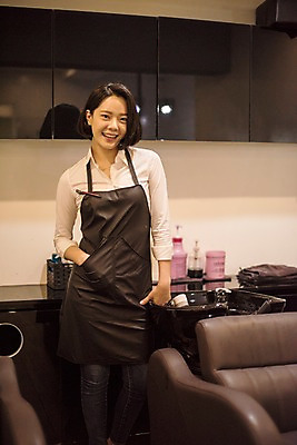 포토 JPG 우먼라이프 응시 여자 실내 한명 서기 웃음 상반신 20대 성인 앞모습 뷰티 한국인 미용실 미용사 샴푸 성인여자한명만 샴푸대 국내포토 직업 1 라이프스타일 시선 뷰포인트 모션 표정 사람 동양인 청년 내부 위생용품 뷰티샵 여자한명만 성인여자만 파일형식