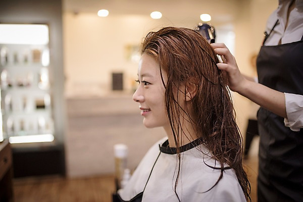 포토 JPG 우먼라이프 응시 여자 건조 실내 서기 웃음 앉기 상반신 20대 성인 두명 옆모습 아웃포커스 신체부위 뷰티 한국인 미용실 드라이어 머리손질 헤어관리 성인여자만 드라이보 국내포토 라이프스타일 시선 뷰포인트 모션 촬영기법 표정 사람 동양인 청년 내부 미용용품 뷰티샵 여자만 성인만 파일형식