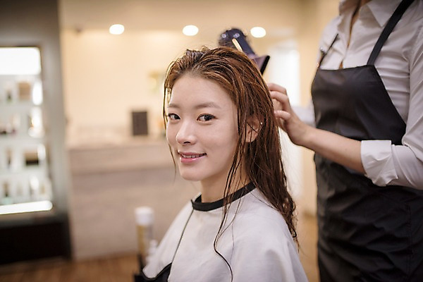 포토 JPG 우먼라이프 응시 여자 실내 서기 웃음 앉기 상반신 20대 성인 두명 앞모습 아웃포커스 신체부위 뷰티 한국인 미용실 머리손질 헤어관리 성인여자만 드라이보 국내포토 라이프스타일 시선 뷰포인트 모션 촬영기법 표정 사람 동양인 청년 내부 미용용품 뷰티샵 여자만 성인만 파일형식