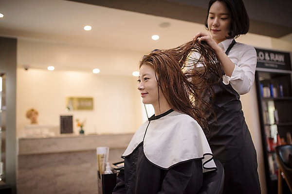 포토 JPG 우먼라이프 여자 건조 실내 서기 앉기 상반신 20대 성인 두명 앞모습 옆모습 아웃포커스 뷰티 한국인 미용실 드라이어 미용사 머리손질 헤어관리 성인여자만 드라이보 소상공인 국내포토 직업 라이프스타일 뷰포인트 모션 촬영기법 사람 동양인 청년 내부 경제 미용용품 뷰티샵 상인 여자만 성인만 파일형식