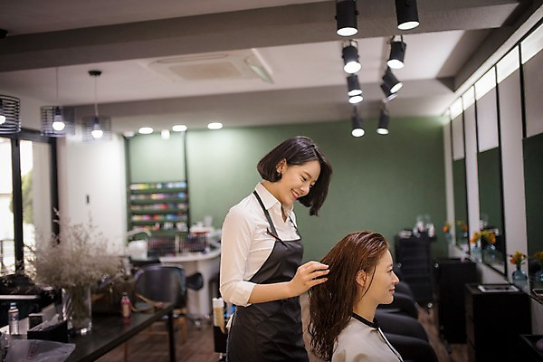 포토 JPG 우먼라이프 응시 여자 조명 실내 서기 웃음 앉기 상반신 20대 성인 두명 옆모습 뷰티 한국인 미용실 미용사 머리손질 헤어관리 성인여자만 드라이보 국내포토 직업 라이프스타일 시선 뷰포인트 모션 표정 사람 동양인 청년 내부 미용용품 뷰티샵 여자만 성인만 파일형식