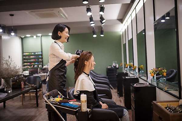 포토 직업 라이프스타일 시선 뷰포인트 모션 표정 사람 동양인 청년 내부 뷰티 미용용품 뷰티샵 여자만 성인만 파일형식 JPG 응시 여자 실내 서기 웃음 앉기 상반신 성인 두명 옆모습 미용실 드라이어 미용사 헤어관리 성인여자만 우먼라이프 한국인 20대 건조 드라이보 국내포토