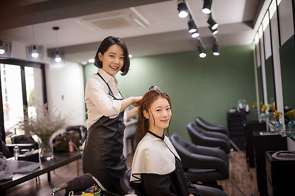 포토 JPG 우먼라이프 응시 여자 건조 실내 서기 웃음 앉기 상반신 20대 성인 두명 앞모습 뷰티 한국인 미용실 드라이어 미용사 머리손질 헤어관리 성인여자만 드라이보 국내포토 직업 라이프스타일 시선 뷰포인트 모션 표정 사람 동양인 청년 내부 미용용품 뷰티샵 여자만 성인만 파일형식