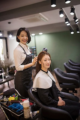 포토 JPG 우먼라이프 응시 여자 건조 실내 서기 웃음 앉기 상반신 20대 성인 두명 앞모습 뷰티 한국인 미용실 드라이어 미용사 머리손질 헤어관리 성인여자만 드라이보 국내포토 직업 라이프스타일 시선 뷰포인트 모션 표정 사람 동양인 청년 내부 미용용품 뷰티샵 여자만 성인만 파일형식