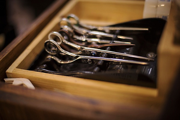 포토 JPG 우먼라이프 실내 사람없음 아웃포커스 뷰티 미용가위 국내포토 라이프스타일 가위_도구 촬영기법 내부 미용용품 파일형식