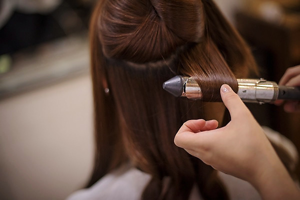 포토 JPG 우먼라이프 여자 실내 앉기 상반신 20대 성인 두명 뒷모습 신체부위 뷰티 한국인 미용실 머리손질 고데기 성인여자만 국내포토 라이프스타일 뷰포인트 모션 사람 동양인 청년 내부 뷰티샵 헤어용품 여자만 성인만 파일형식