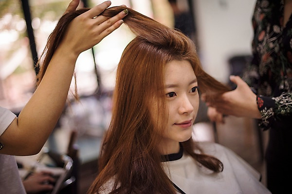 포토 JPG 우먼라이프 응시 여자 실내 서기 웃음 앉기 상반신 20대 성인 앞모습 아웃포커스 신체부위 세명 뷰티 한국인 미용실 고데기 성인여자만 드라이보 국내포토 라이프스타일 시선 뷰포인트 모션 촬영기법 표정 사람 동양인 청년 내부 미용용품 뷰티샵 헤어용품 여자만 성인만 파일형식