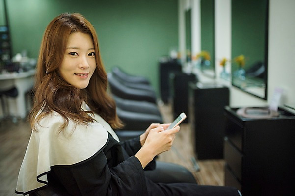 포토 JPG 우먼라이프 응시 여자 실내 한명 웃음 앉기 상반신 20대 성인 앞모습 스마트폰 뷰티 한국인 미용실 성인여자한명만 드라이보 국내포토 1 라이프스타일 시선 뷰포인트 모션 표정 사람 동양인 청년 내부 핸드폰 스마트기기 미용용품 뷰티샵 여자한명만 성인여자만 파일형식