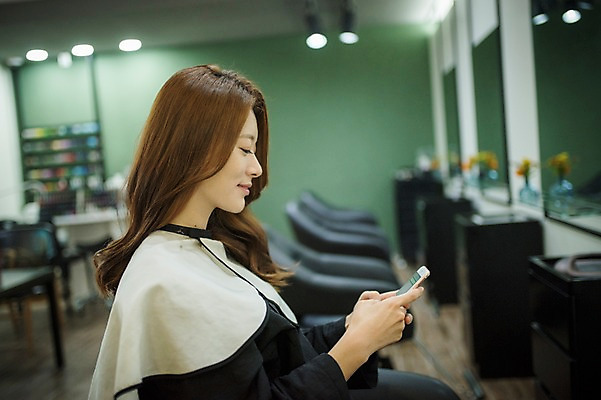 포토 JPG 우먼라이프 응시 여자 실내 한명 웃음 앉기 상반신 20대 성인 옆모습 아웃포커스 스마트폰 뷰티 한국인 미용실 성인여자한명만 드라이보 국내포토 1 라이프스타일 시선 뷰포인트 모션 촬영기법 표정 사람 동양인 청년 내부 핸드폰 스마트기기 미용용품 뷰티샵 여자한명만 성인여자만 파일형식