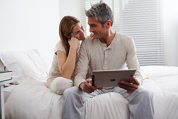 포토 JPG 해외이미지 백인 모델 라이프스타일 커플 여자 남자 행복 2 결혼식 아파트 주택 사랑 사람 앉기 성인 두명 가로 컴퓨터 알약 침실 잠옷 침대 재산 옛날 해외202004 해외포토 서양인 옷 감정 가구 결혼 관계 모션 건물 생활 금융 전자제품 약 파일형식 이미지허브