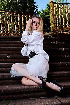 포토 JPG 해외이미지 백인 모델 라이프스타일 드레스 여자 행복 유럽 여행 셔츠 건강 한명 야외 치마 금발 유행 여행객 계단 수확 도시 화려 우아함 타운 단계 내추럴 화강암 화창 해외202004 해외포토 서양인 1 헤어스타일 옷 감정 나라 컨셉 상의 농업 하의 날씨 사람 생활 암석 파일형식 이미지허브