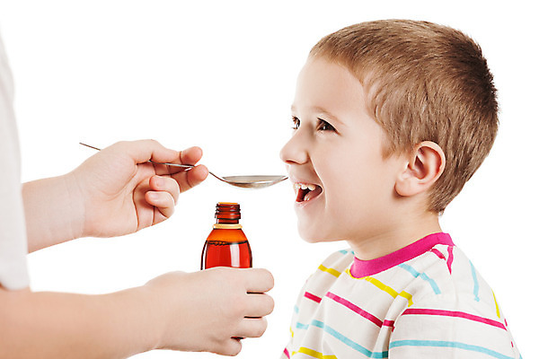 포토 JPG 해외이미지 백인 라이프스타일 손 행복 아들 얼굴 음료 어린이 음식 유리 엄마 건강 한명 사람 소년 약 숟가락 추위 환자 의사 흰색 열 입 액체 붓기 바이러스 떨어짐 질병 티스푼 먹기 주기 시럽 처방 고립 기침 돌봄 복용 해외202004 해외포토 서양인 1 남자 감정 컬러 컨셉 의학 가족 모션 재질 수저 생활 신체부위 의료진 파일형식 이미지허브