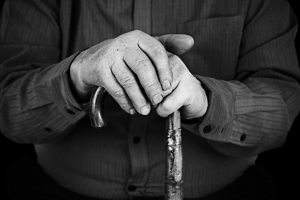 포토 JPG 해외이미지 백인 할아버지 남자 신체 지팡이 흑백 건강 관리 사람없음 검은색 산책 고통 회색 잡기 도움 막대기 주머니 장애인 은퇴 비네팅 장애 시민 어려움 옛날 지원 노화 해외202004 해외포토 서양인 노년 감정 컬러 컨셉 모션 휴식 촬영기법 사람 국민 파일형식 이미지허브