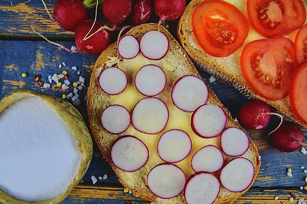 포토 JPG 해외이미지 음식 빵 조각 백그라운드 다이어트 토마토 채소 탁자 샌드위치 건강 요리 사람없음 목재 초록색 갈색 노란색 요식업 식사 저녁식사 샐러드 흰색 신선 최고 맛 아침식사 낟알 먹기 배고픔 준비 슬라이스 머리위 칼로리 버터 내추럴 점심식사 총각무 해외202004 해외포토 나무 산업 컬러 가구 컨셉 재료 모션 무 파일형식 이미지허브