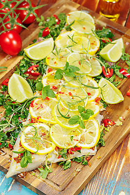 포토 JPG 해외이미지 토마토 채소 재료 포장 부분 고추 반찬 도마 마늘 요리 사람없음 세로 하이앵글 식사 저녁식사 시골 고명 강의 굽기 레몬 허브 해산물 준비 날것 라임 건강식 점심식사 메인요리 정물화 해외202004 해외포토 식물 음식 뷰포인트 과일 주방용품 구이 그림 파일형식 이미지허브