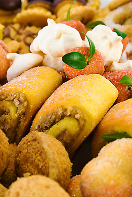 포토 JPG 해외이미지 접시 음식 디저트 사탕 요리 사람없음 빨간색 갈색 쿠키 초콜릿 빵집 흰색 닫기 달콤 설탕 시리얼 밀 굽기 먹기 묘사 덩어리 페스츄리 해외202004 해외포토 식기 빵 컬러 모션 곡류 상점 맛 구이 파일형식 이미지허브