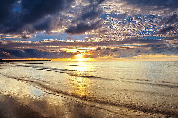 포토 JPG 해외이미지 구름 모래 파도 바다 오렌지 자연 하늘 아침 날씨 풍경 사람없음 야외 빨간색 물 파란색 컬러풀 태양 반사 일출 황혼 일몰 새벽 바위 장면 내추럴 수평선 해외202004 해외포토 주간 자연요소 컬러 과일 노을 돌_바위 생태계 파일형식 이미지허브